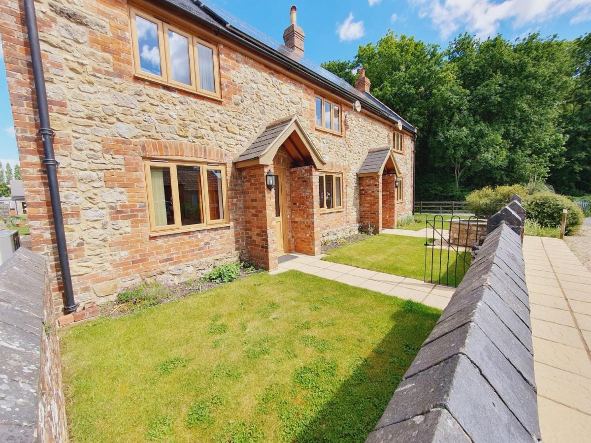 The Victorian Barn, Self-Catering Holidays With Pool And Hot Tubs, Dorset Woolland Exterior photo